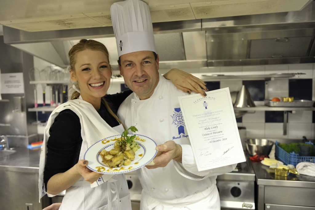Актриса Блейк Лавли посетила семинар в знаменитой кулинарной школе Le Cordon Bleu